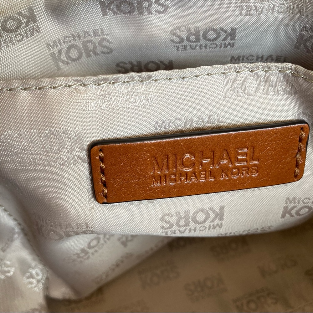 🎉HP🎉 Michael Kors zip monogram Tote bag - Picture 7 of 13